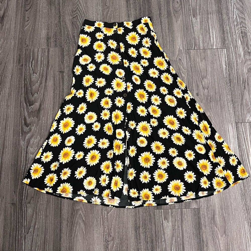 3/$25 Daisy Print Tea Skirt Size Small